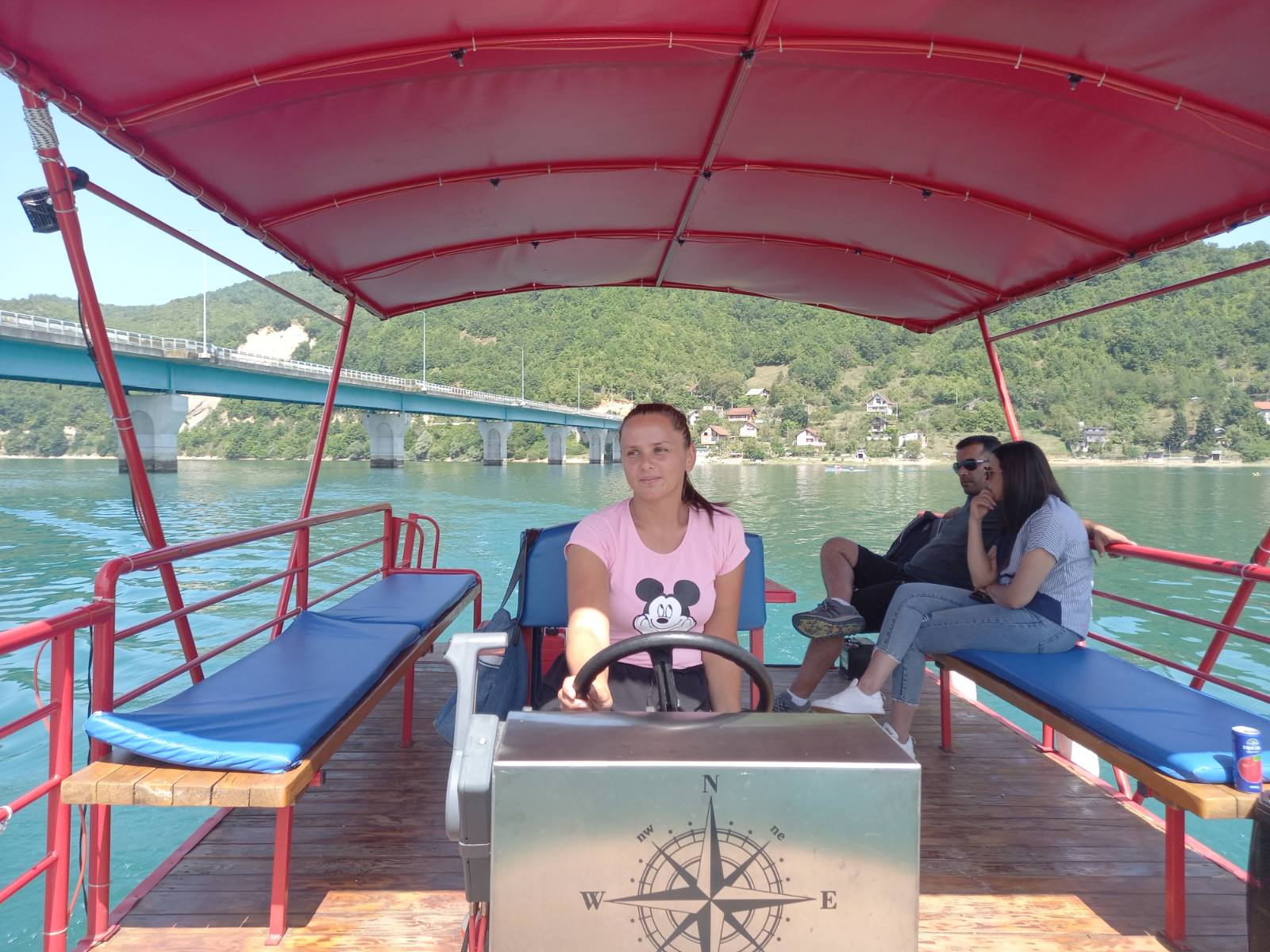 Splavarenje na Jablaničkom jezeru omiljena  turistička atrakcija ove sezone